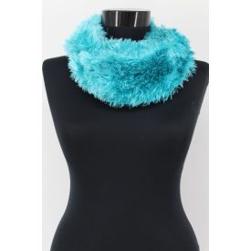 SZŐRMÉS LÁNY KÖRSÁL