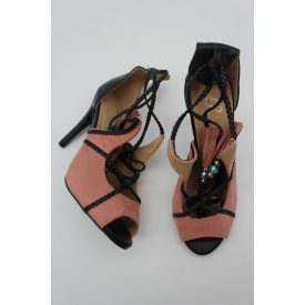 LÁBSZÁRON MEGKÖTHETŐ MAGASSARKÚ SZANDÁL 36